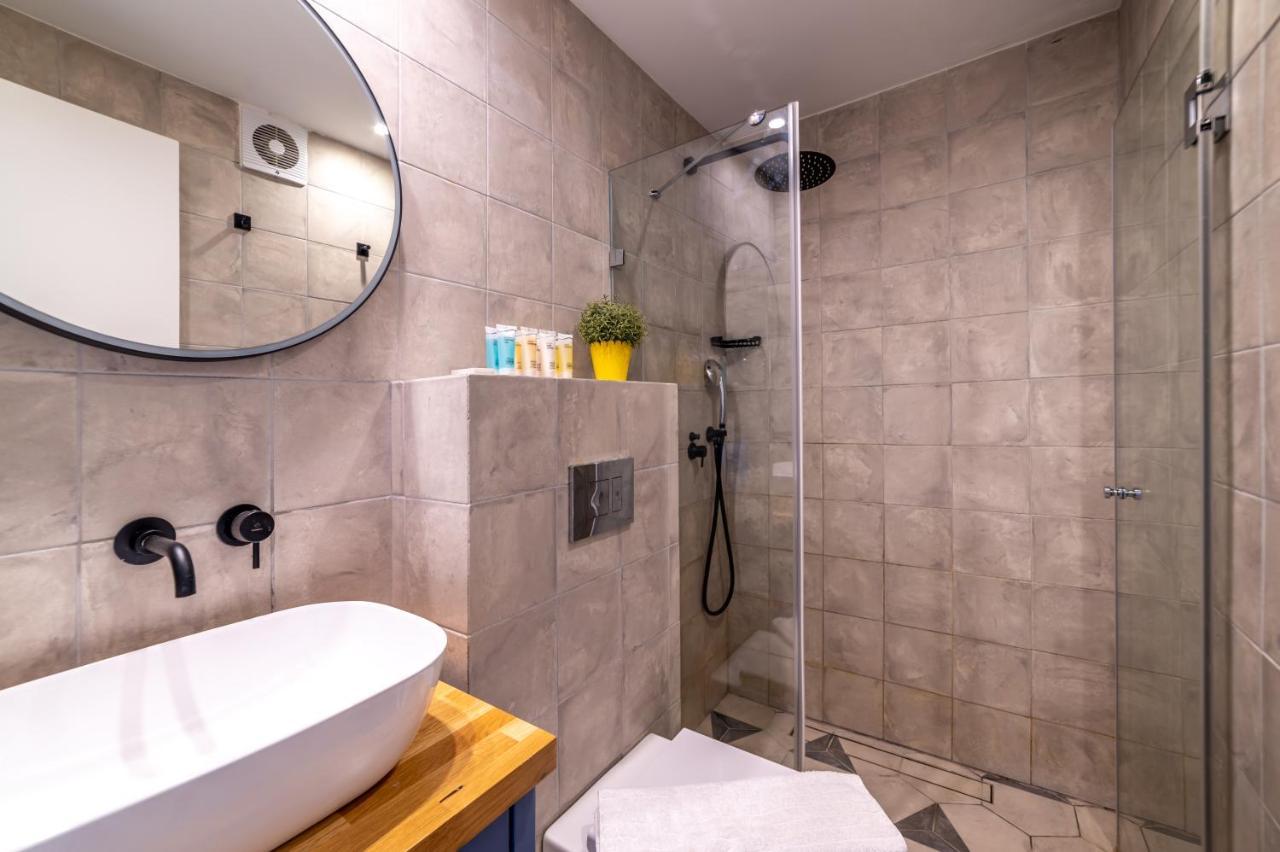 The Six Days Stylish One Bedroom Apartments 엘라트 외부 사진